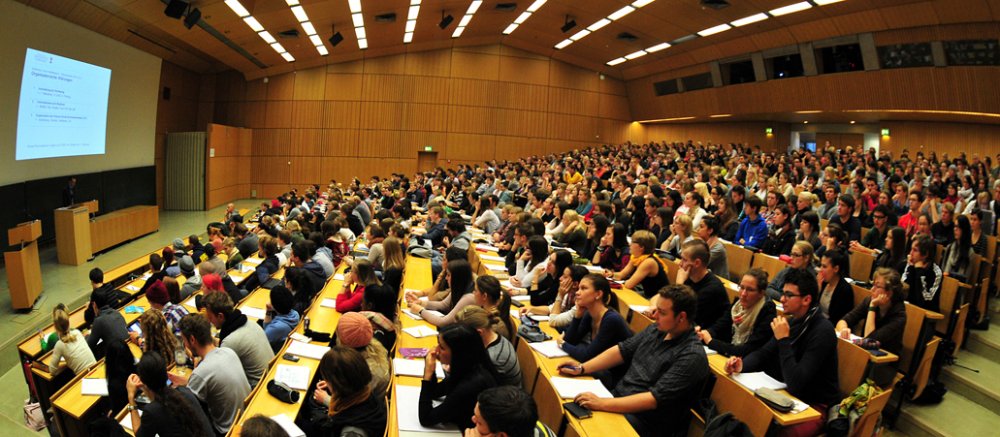 Studenten bei einer Vorlesung an einer Universität.