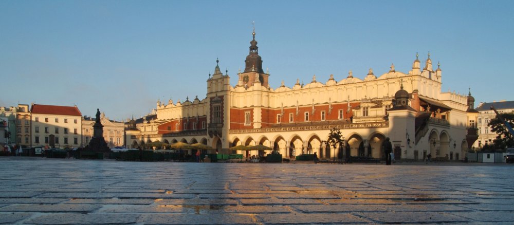 Krakau (Kraków). Der Alte Markt (Stary Rynek) mit der historischen Tuchhalle bei Sonnenaufgang