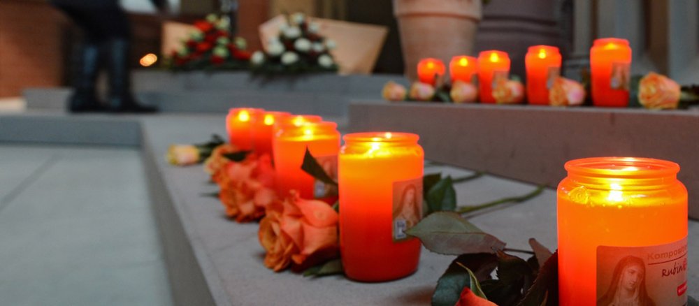 14 angezündete Grabkerzen stehen am Ende November im Münster Sankt Jakobus in Titisee-Neustadt (Baden-Württemberg). Sie erinnern an die 14 Menschen, die am 26.11.2012 beim Brand in der Behindertenwerkstatt in Titisee-Neustadt ums Leben gekommen sind.