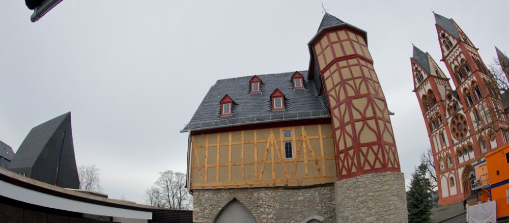 Der aufwendige Neubau des Bischofshauses auf dem Areal der alten Vikarie gegenüber dem Limburger Dom sorgt bis heute für Diskussionen in den Medien.