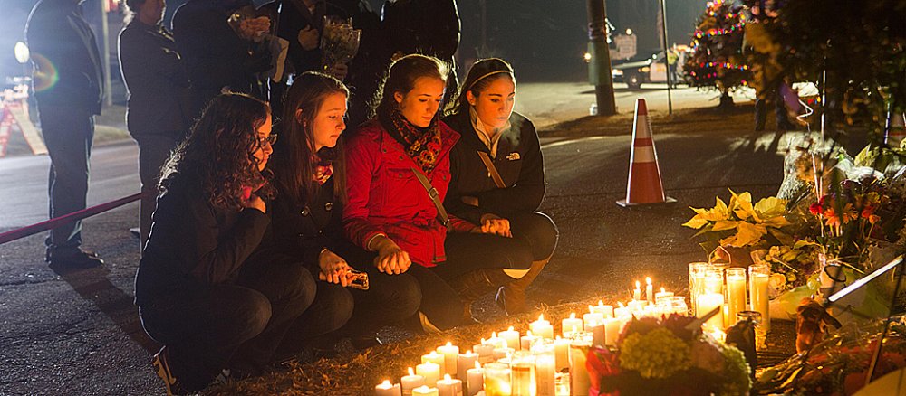 Menschen gedenken der Opfer des Amoklaufs an der Sandy-Hook-Grundschule in Newtown.