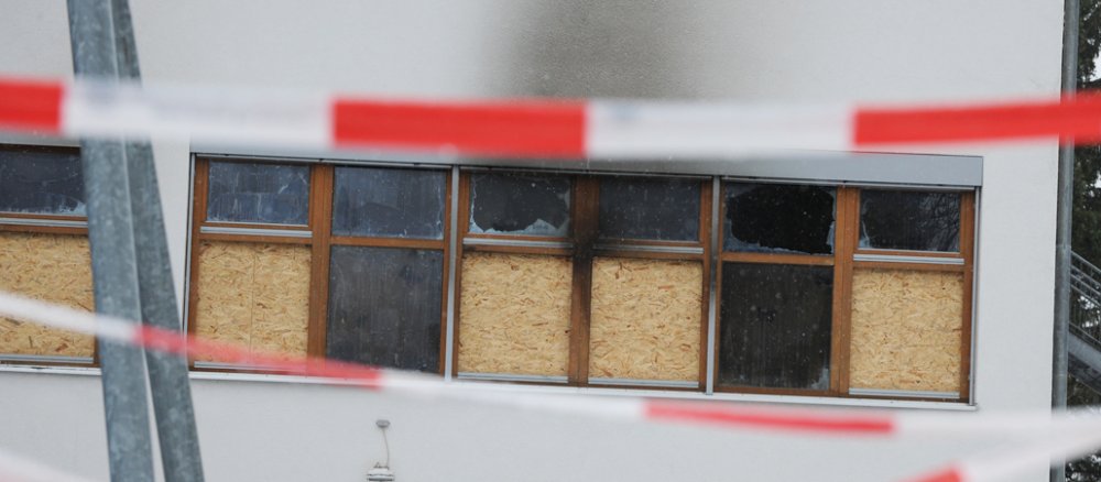 Die Behindertenwerkstatt in Titisee-Neustatt mit zersprungenen Fensterscheiben hinter Absperrband.