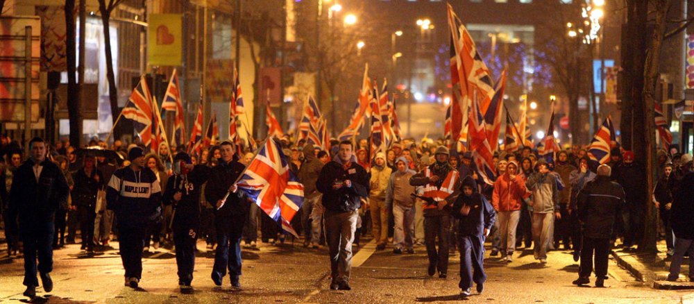 Pro-britische Aktivisten demonstrieren Anfang Januar 2013 in Belfast gegen eine Entscheidung der Regierung, die britische Flagge nur noch an bestimmten Tagen zu hissen.