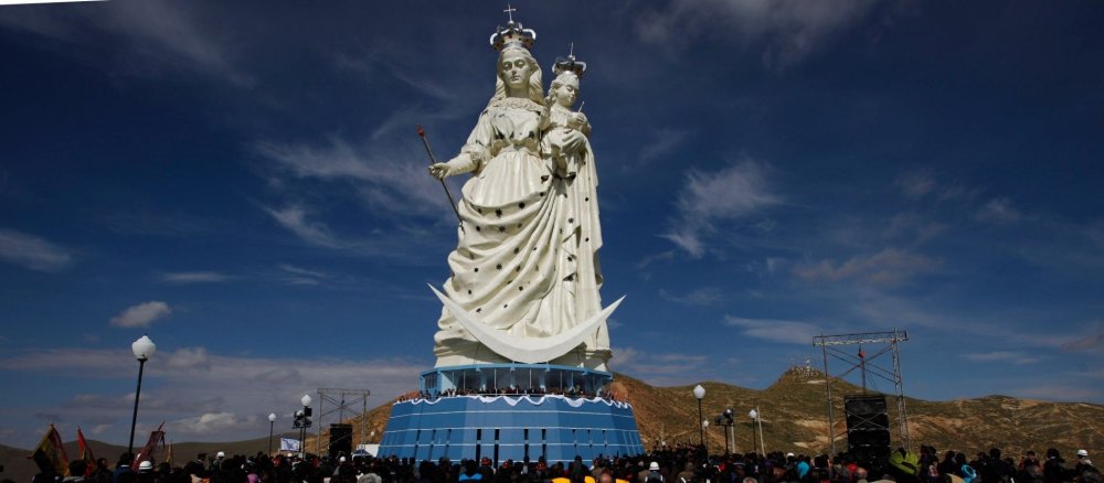 Am Freitag, dem 1. Februar 2013, verfolgen Menschen auf dem Santa-Barbara-Hügel in der Bergbaustadt Oruro in Bolivien die Enthüllung einer Statue der Jungfrau Maria mit dem Jesuskind.