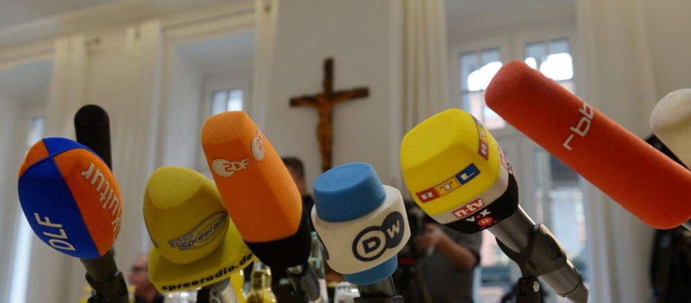 Mikrofone bei einer Pressekonferenz.