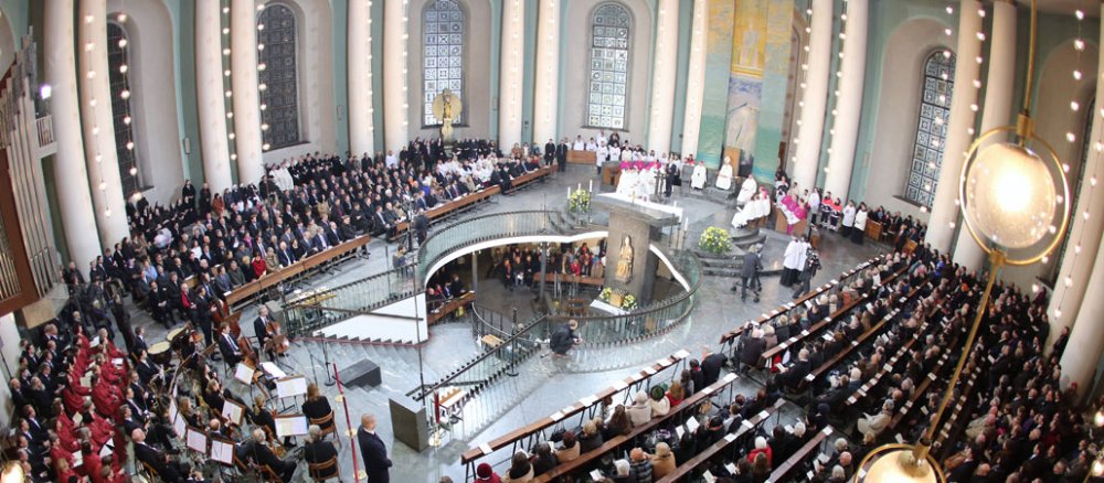 Innenraum der Hedwigskathedrale, aufgenommen während eines Gottesdienstes