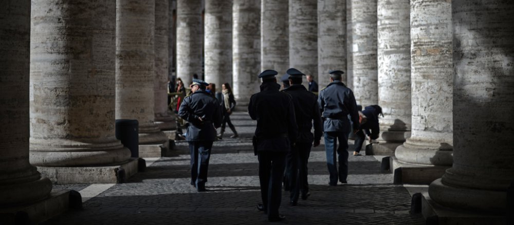 Polizisten sichern den Petersplatz während des Konklaves im Vatikan.