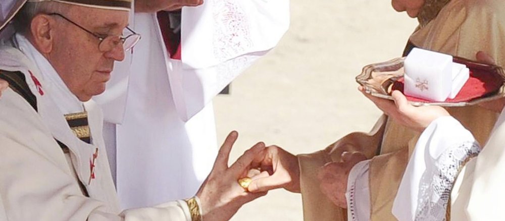 Bei seinem Einführungsgottesdienst am 19. März erhält Papst Franziskus den goldenen Fischerring