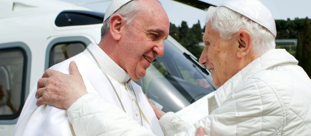 Papst Franziskus hat am 23.03.13 Alt-Papst Benedikt getroffen.