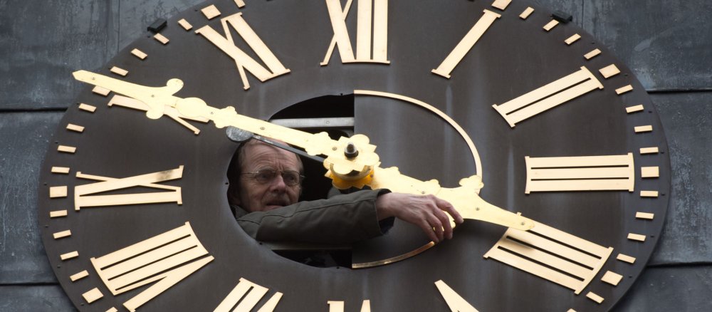 Uhrmachermeister Rolf Zurmöhle kontrolliert am 19.03.2013 in Hannover (Niedersachsen) die Zeiger der Turmuhr der St. Jacobi-Kirche. Zurmöhle stellt die Turmuhr bei der Umstellung zur Sommerzeit noch per Hand um.