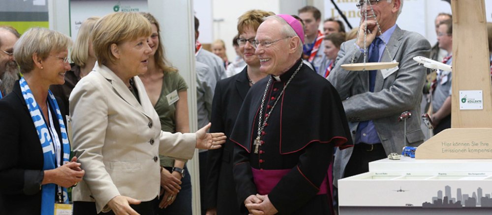 Bundeskanzlerin Angela Merkel und der Hamburger Bischof Werner Thissen treffen sich am Rande des 34. Evangelischen Kirchentages in Hamburger.
