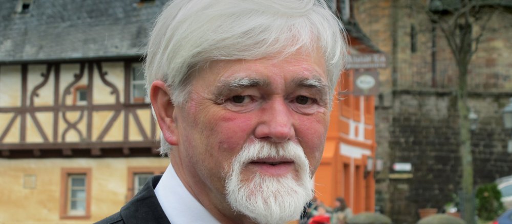 Porträt von einem Mann mit weißem Haar und Spitzbart: Der deutsche Chirurg Rolf Theiß prüft im "Internationalen medizinischen Komitee von Lourdes" die Echtheit von Wunderheilungen an dem französischen Wallfahrtsort.