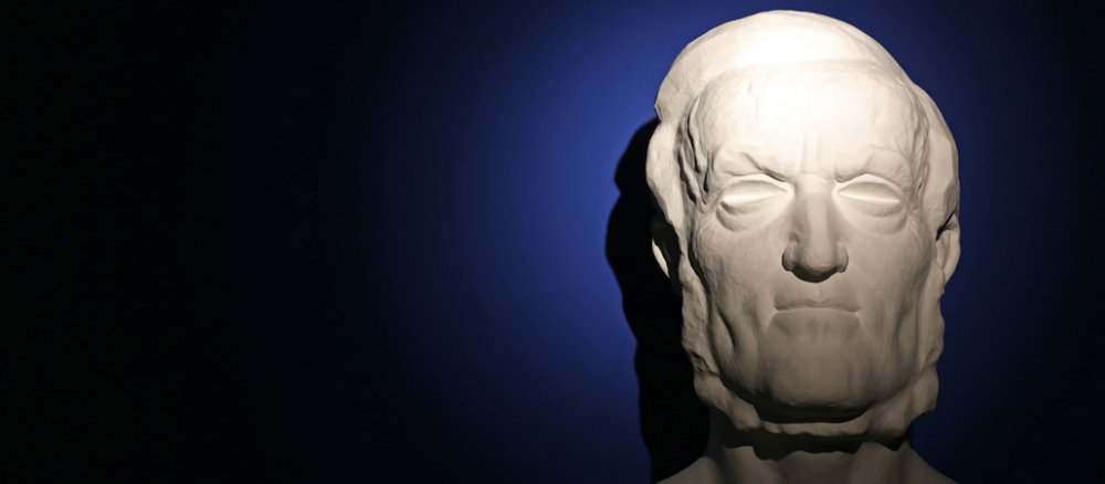 Eine weiße Richard-Wagner-Statue vor blauem Hintergrund