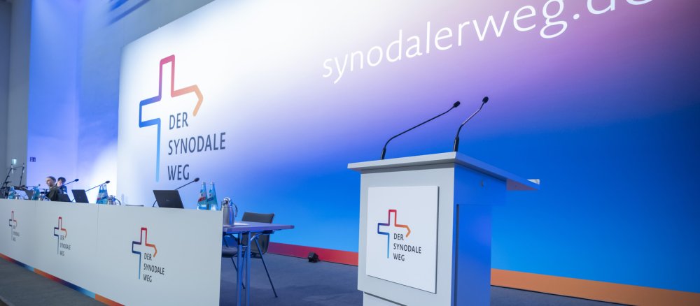 Podium bei der fünften und letzten Synodalversammlung des Synodalen Wegs