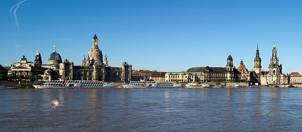 Das Elbufer in Dresden (Sachsen) während des Hochwassers.