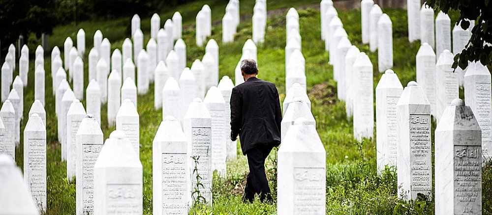 Ein Mann besucht ein Grabfeld in Screbrenica - dem Ort, in dem serbische Soldaten unter den Kommando von General Mladic im Juli 1995 mehr als 8.000 Menschen, vorwiegend Muslime, töteten.