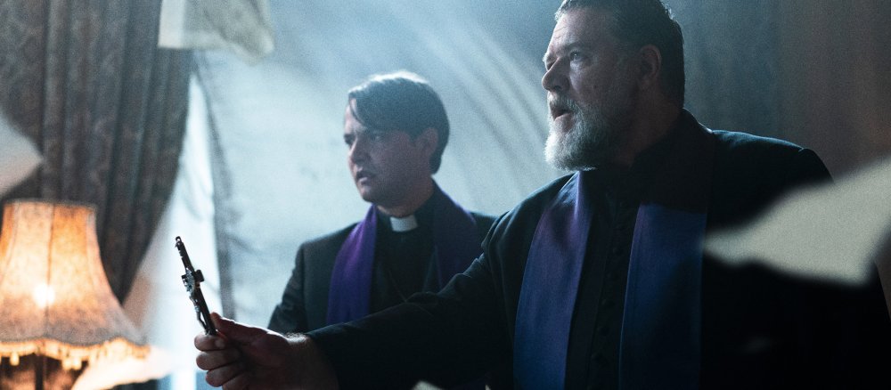 Russell Crowe in einer Filmszene als Exorzist