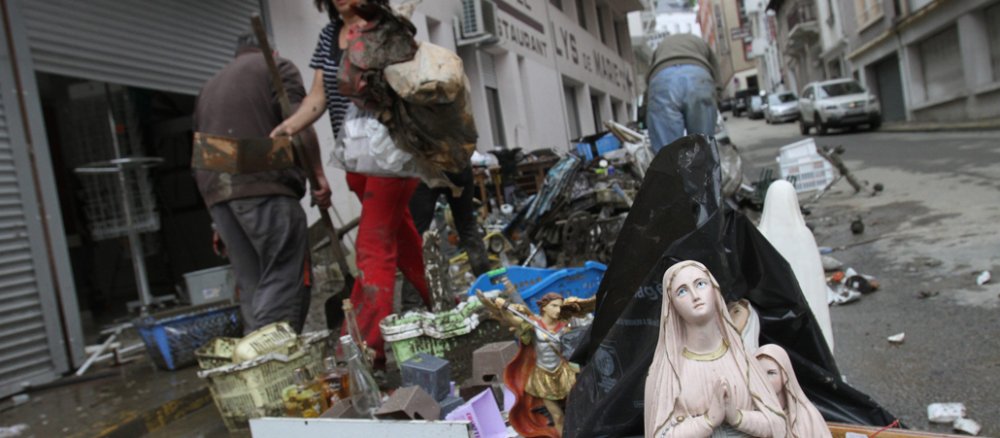Viele zerstörte Gegenstände, darunter auch Marienstatuen, stehen am Straßenrand