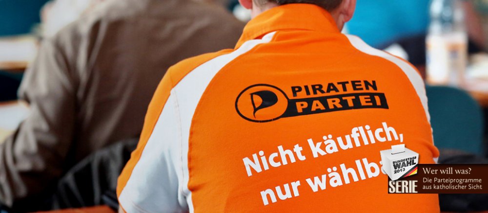 Ein Mitglied der Piratenpartei hat auf dem Rücken seiner Jacke den Slogan "Nicht käuflich, nur wählbar!""