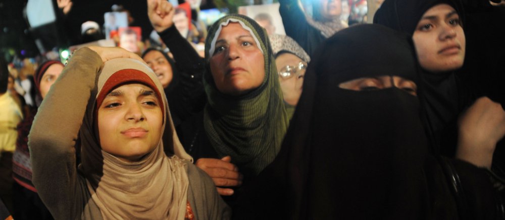 Muslimie Frauen mit Kopftuch (eine im Vollschleier) stehen auf dem Rabiatl-Adeviyye-Platz in Kairo. Die Enttäuschung ist ihnen ins Gesicht geschrieben.