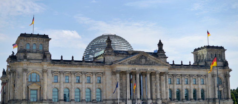 Der deutsche Bundestag mit der Glaskuppel im Hintergrund.