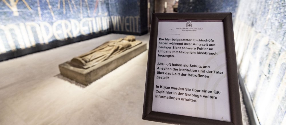 Hinweisschild in der Krypta des Paderborner Doms