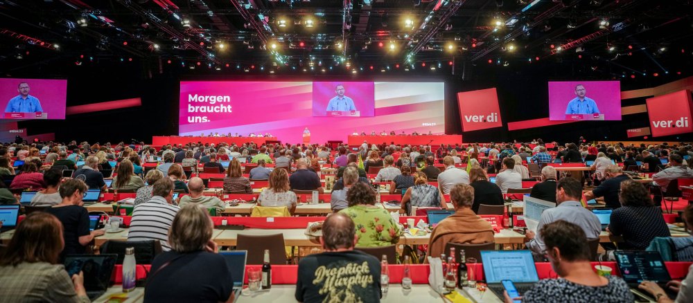 Blick in die Reihen der Delegierten des ver.di-Bundeskongresses. Es spricht der Vorsitzende Frank Werneke.