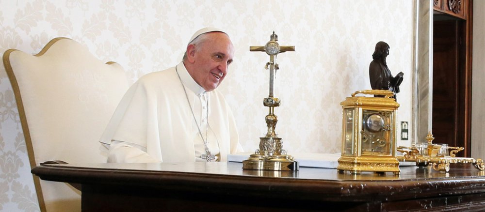 Papst Franziskus an seinem Schreibtisch.