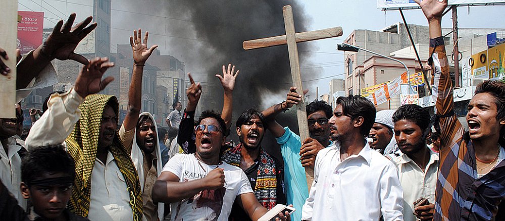 Christen demonstrieren einen Tag nach einem verheerenden Attentat auf eine Kirche in der paskistanische Stadt Peshawar am 22. September 2013 gegen Gewalt gegen ihre Religionsgruppe.