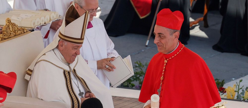 Papst Franziskus und Kardinal Víctor Manuel Férnandez beim Konsistorium auf dem Petersplatz