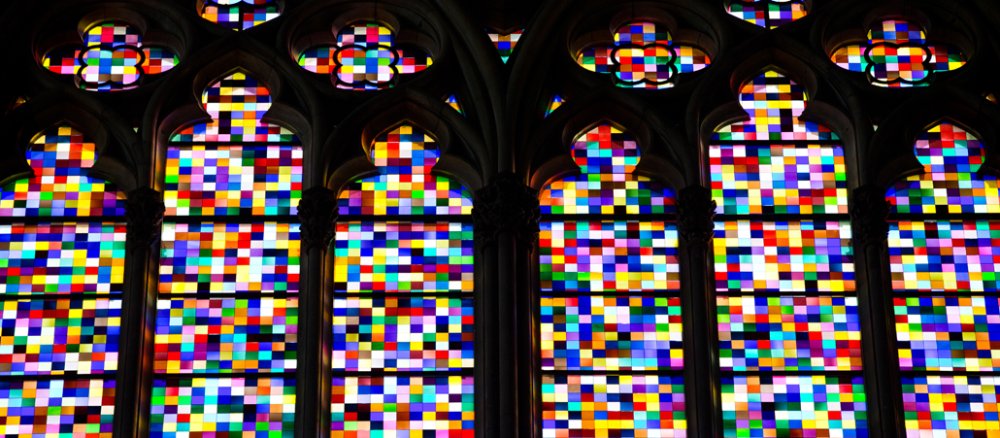 Ein großes Kirchenfenster aus bunten Glassteinen