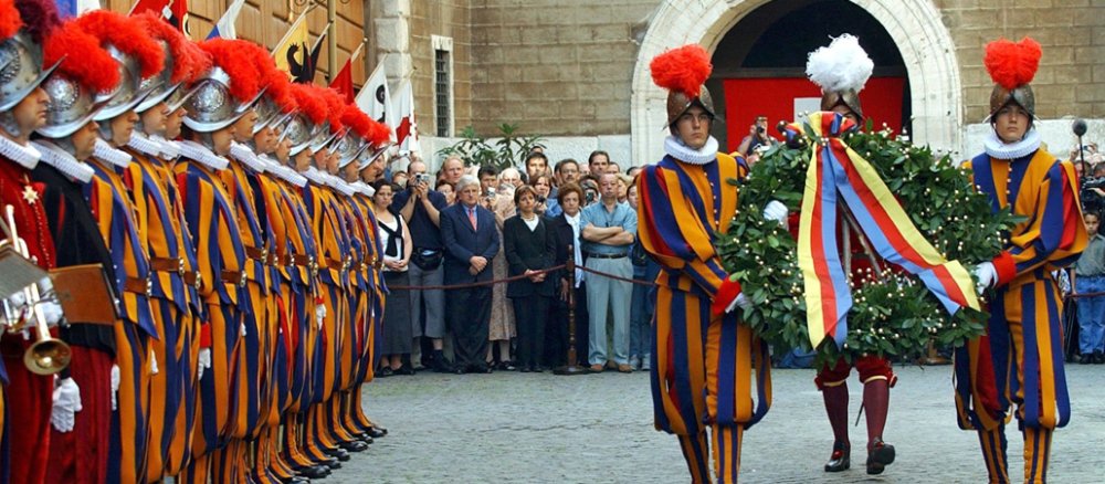 Mitglieder der Schweizergarde beim Gedenken an den "Sacco di Roma" am 6. Mai im Vatikan.