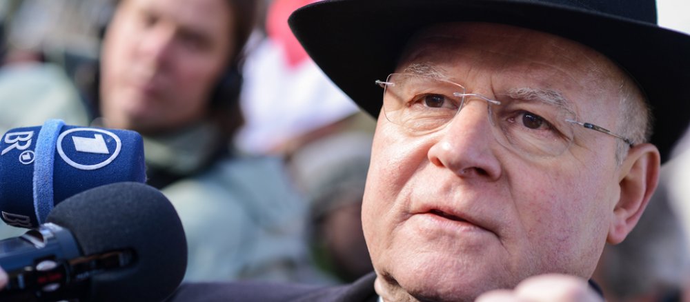 Konrad Zdarsa vor Mikrofonen