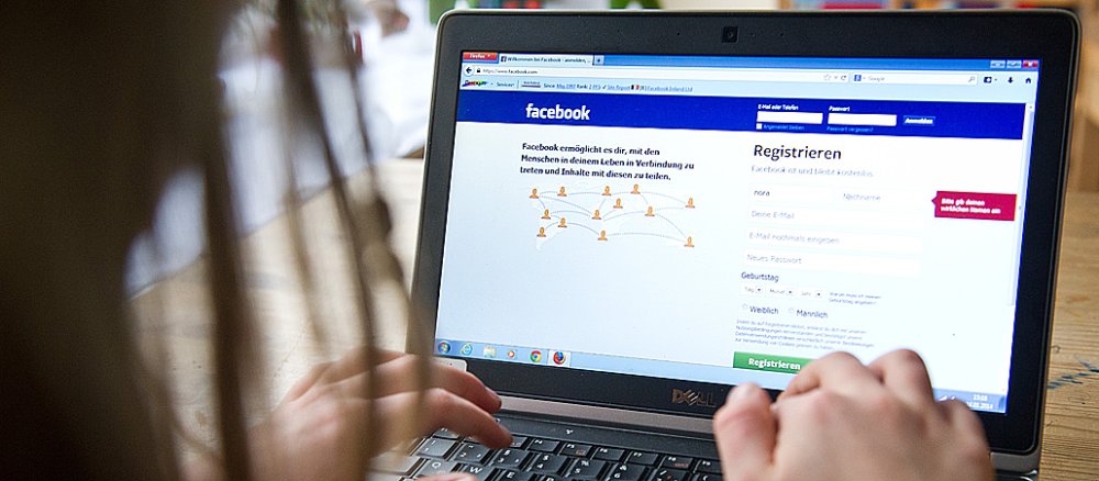 Eine Internetnutzerin meldet sich bei Facebook an.
