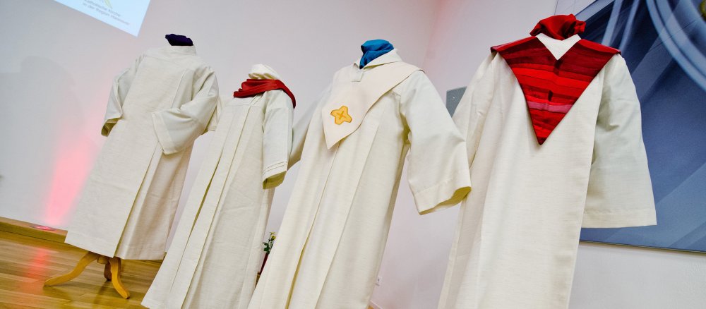 Katholische Kirchengewänder auf Schneiderpuppen.
