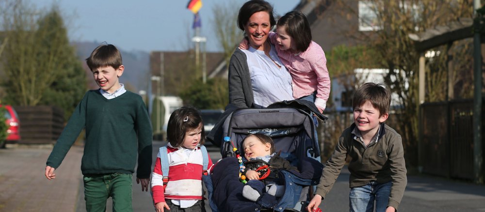 Eva Rosenow steht mit ihren fünf kleinen Kindern auf der Straße.