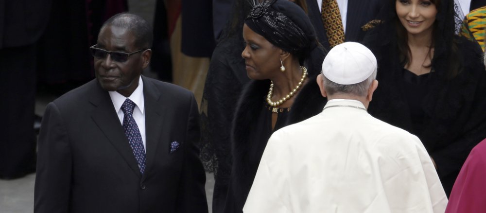Simbabwes Präsident Robert Mugabe trifft Papst Franziskus anlässlich einer Messfeier auf dem Petersplatz.