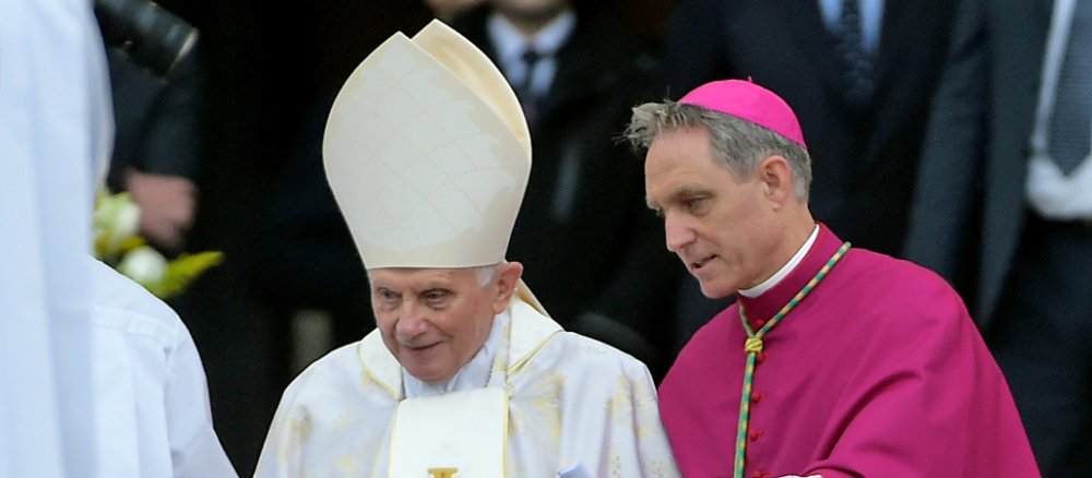 Der emeritierte Papst Benedikt XVI. (l.) und sein Privatsekretär, Kurienerzbischof Georg Gänswein.