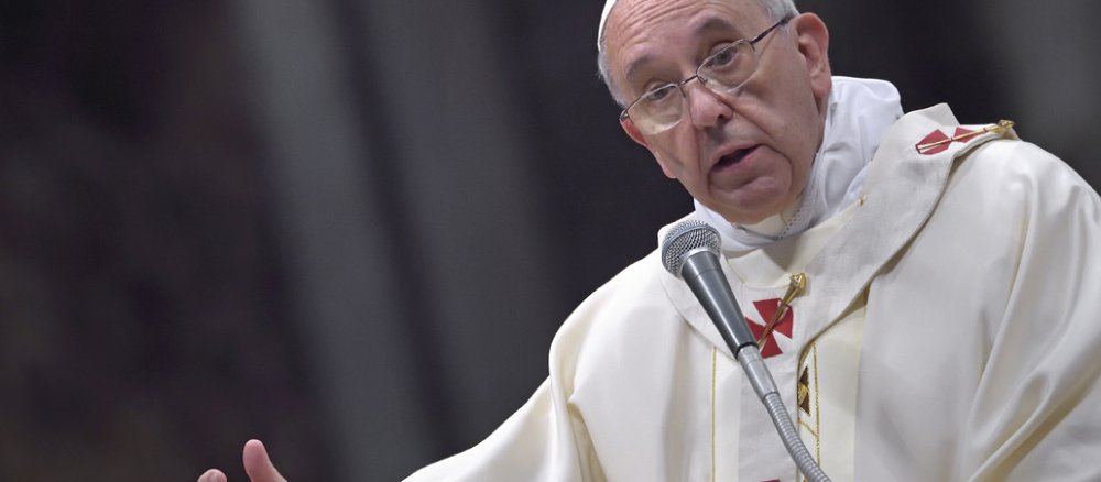 Franziskus an einem Ambo im Petersdom