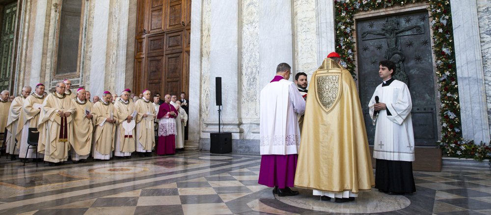 Kardinal Baldassare Reina öffnet die Heilige Pforte an der römischen Lateranbasilika
