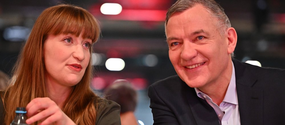 Heidi Reichinnek (links), Spitzenkandidatin der Partei Die Linke zur Bundestagswahl 2025, und Jan van Aken (2. v. links), Bundesvorsitzender der Partei Die Linke.