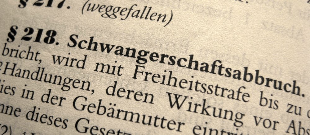 Ein Strafgesetzbuch ist beim Paragraphen 218 aufgeschlagen.