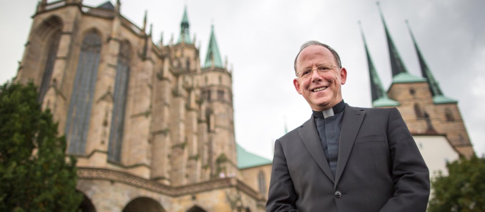 Der Erfurter Bischof Ulrich Neymeyr vor dem Erfurter Dom.