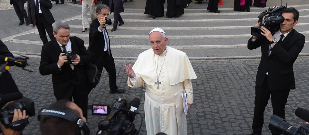 Papst Franziskus wird vor Kameras interviewt.