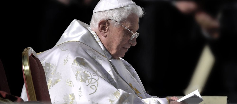 Benedikt XVI. liest.