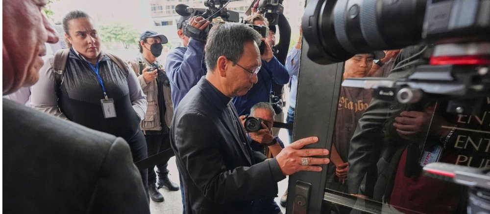 Bischof Michael Pham betritt ein Gerichtsgebäude in San Diego