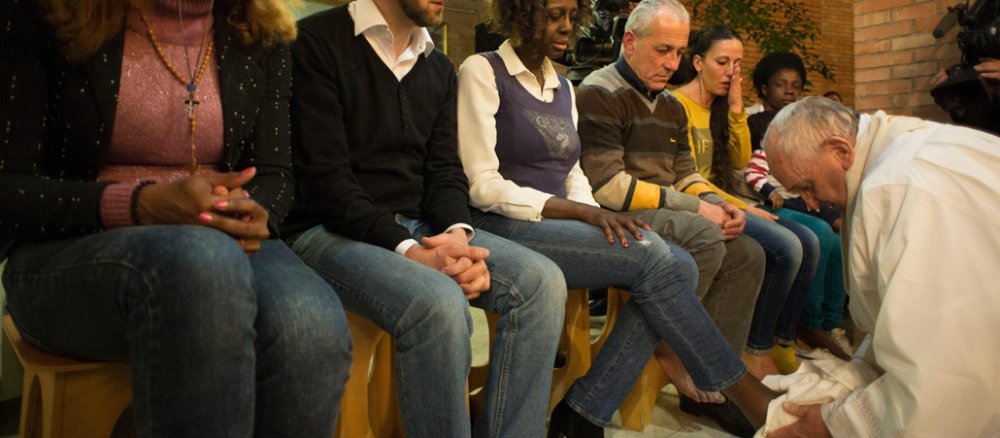 Papst Franziskus wäscht Häftlingen in der Haftanstalt Rebibbia am Gründonnerstag 2015 die Füße.
