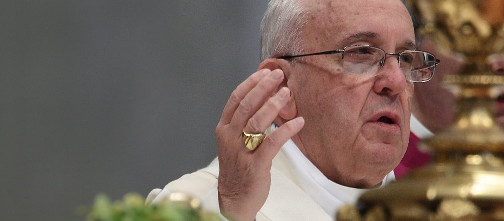 Papst Franziskus hat die Hände zum Gebet erhoben, an seiner Hand der Fischerring