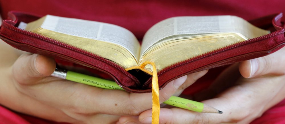 Eine Frau liest in der Bibel.