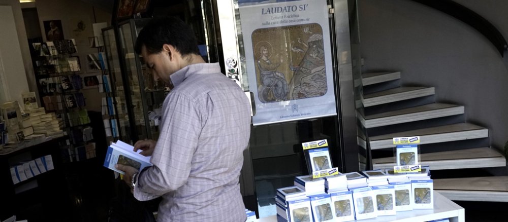 Enzyklika "Laudato si" in einer Buchhandlung